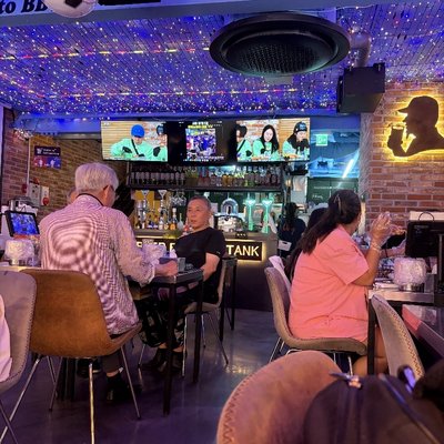 looks like a club - bbq restaurant, hongdae