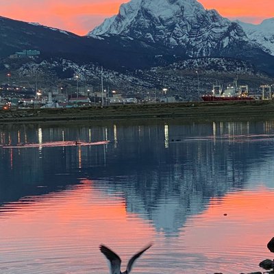 Amanecer en Bahía Encerrada con el Monte Olivia. Ushuaia.