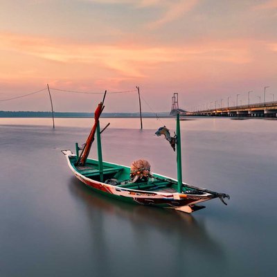 Kapal Nelayan dekat Suramadu