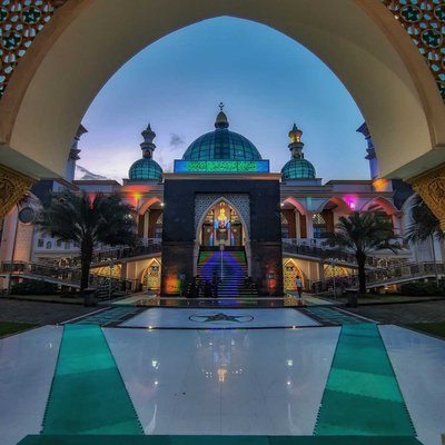 Masjid Akbar  Moed'Har Arifin, Gersik