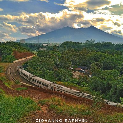 Kereta Api Pangrango berlatar TNGHS