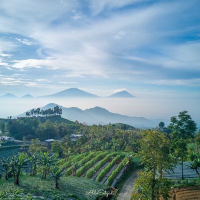 gunung-gunung yang berjajar rapi