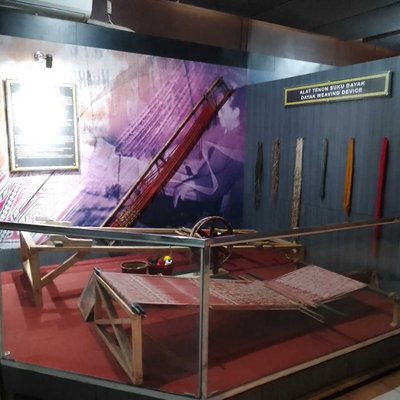 Miniatur Alat Tenun Suku Dayak