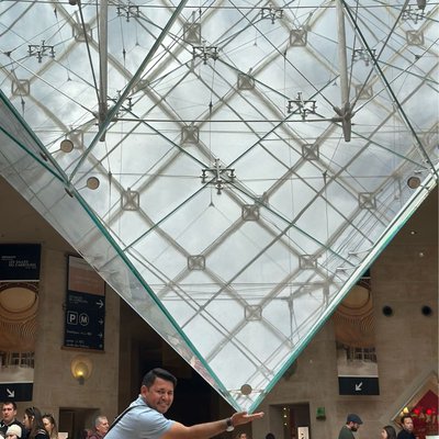 La pirámide invertida del Louvre