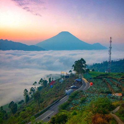 Melihat view lautan awan di pinggir jalan Dieng 