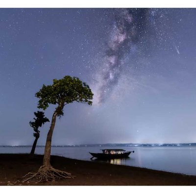 When a comet meets the milky way