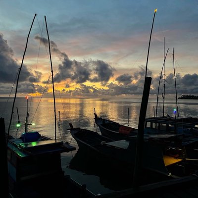 menanti matahari terbit - Pelabuhan Batu Hitam Ranai Natuna