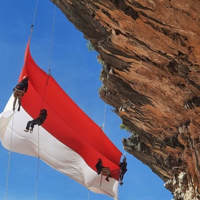 Kibarkan Bendera Raksasa