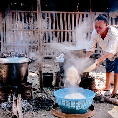 Ibu memasak nasi. 