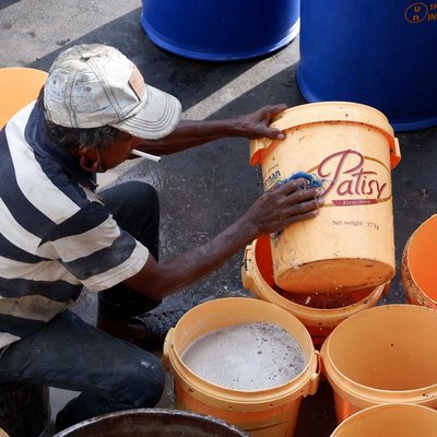 Bucket cleaning service