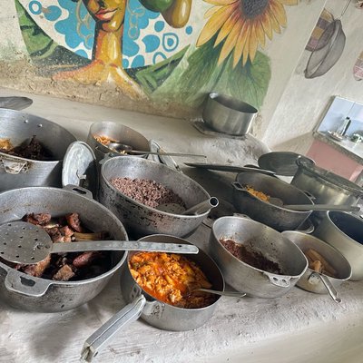 Y dónde comer en el Nicho? pues unos 200m al pasar el parque por la carretera esta este Bufetcito con comida criolla al carbón, para morirse y muy bien de precios🤌🏽🤤. Paladar Las Yaguas 🍃