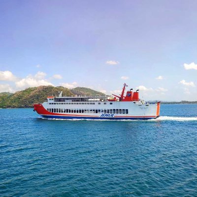 Kapal di pelabuhan lembar lombok