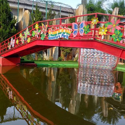 Jembatan Merah di Wahana Rainbow Adventure