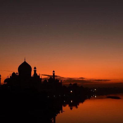 SILHOUETTE OF TAJ