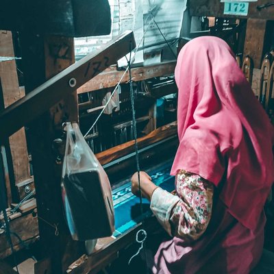 Sarung tenun kre'sesek