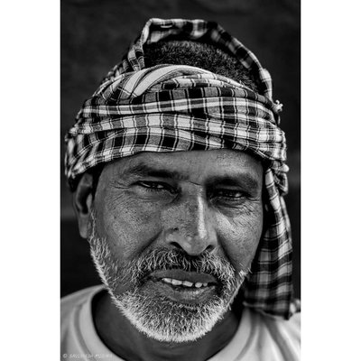 STREET POTRAIT OF AN OLD WOMAN...