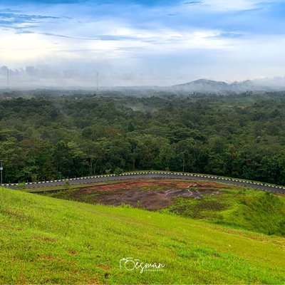Pemandangan Bukit Arai Tertutup Awan