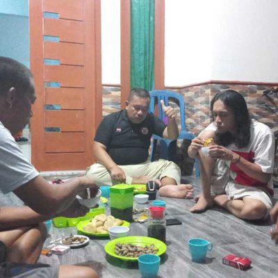 Eat with friends