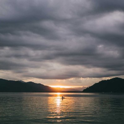 Mendayung hingga senja
