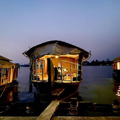 Houseboat 