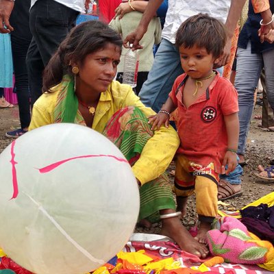 balloon wender in lok Mela 