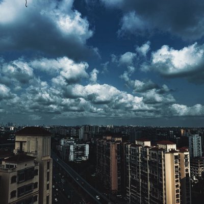 Blue skies and fluffy clouds ☁️ 
