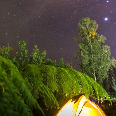 langit berbintang di perkemahan kawah ijen