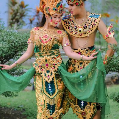 Tarian adat