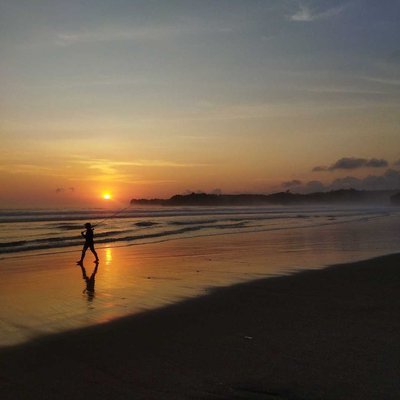 Menikmati Senja di Pantai Serang