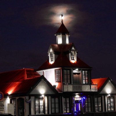 Casa Beban y luna llena en Ushuaia. 