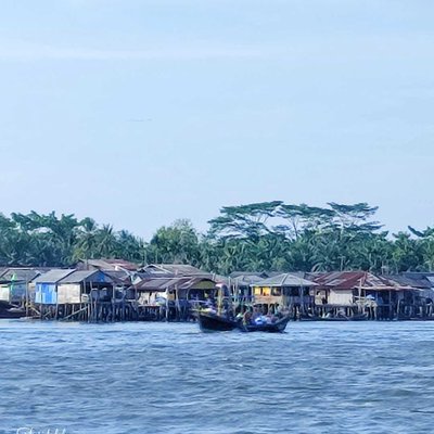 Suasana pemukiman nelayan