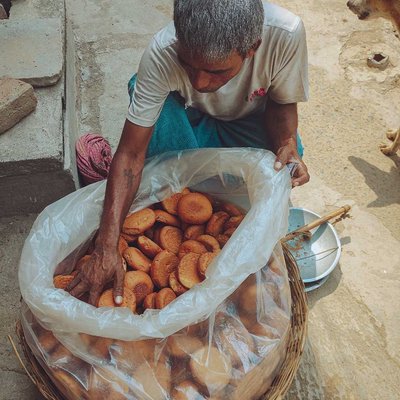 A man is selling chai Biscuit 