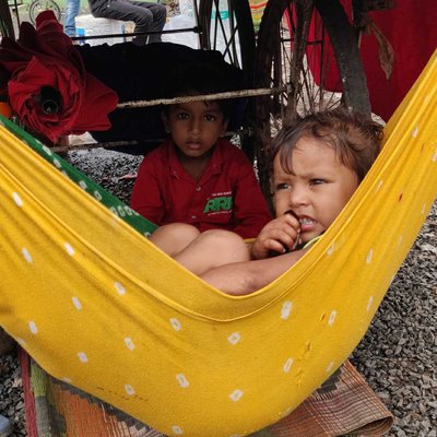 a struggling life of a street wender's children..