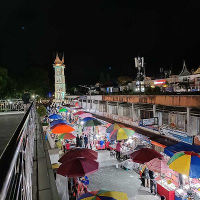 suasa jam gadang malam hari