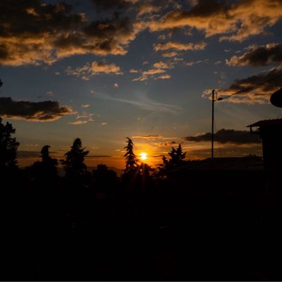 Cada atardecer cuenta una historia única.
