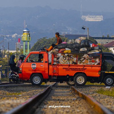 Melintas Rel Kereta