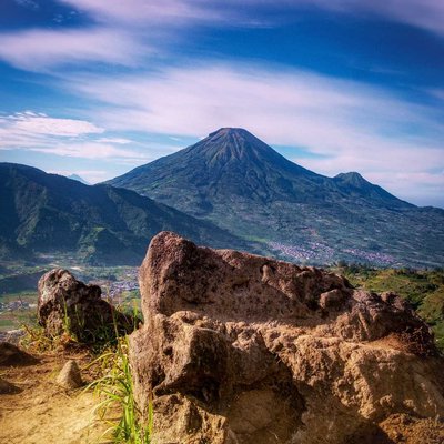 Meratapi gunung dari atas batu di negeri atas awan dieng