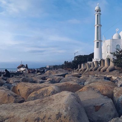 Masjid Al Hakim dan Kapal Terdampar 