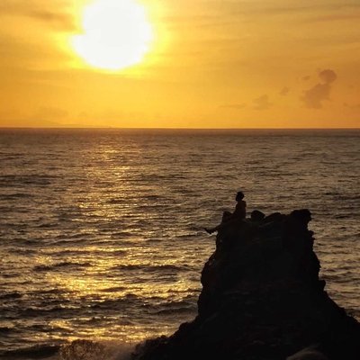 Menikmati Keindahan Sunset di Pantai Kerandangan 