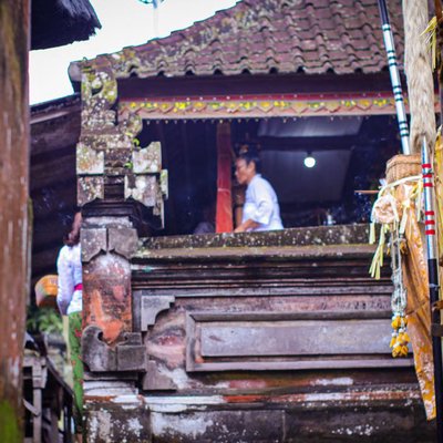 Melihat dari celah gerbang 📸