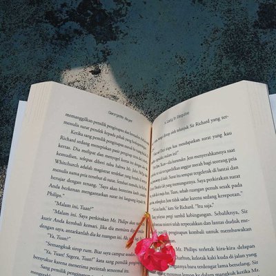Membaca buku 