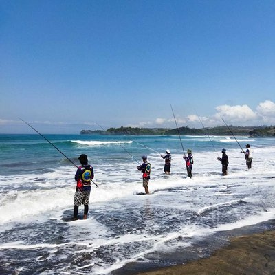 Lomba Memancing di Pantai Serang