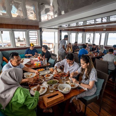 Makan siang di Mv. Ambai