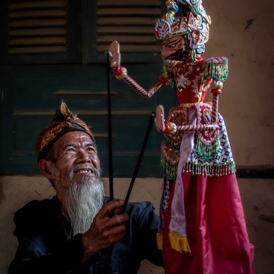 Memainkan Wayang Golek