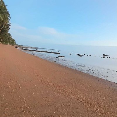 Pantai pasir merah