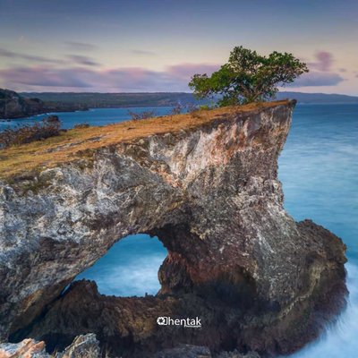 Keunikan Terowongan Batu di Pantai Dombo