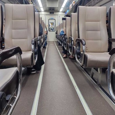 Suasana di dalam kreta api Sancaka