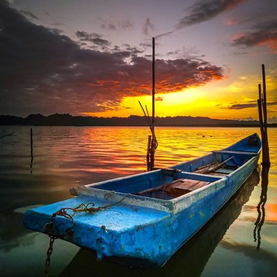 Senja di belakang Makam