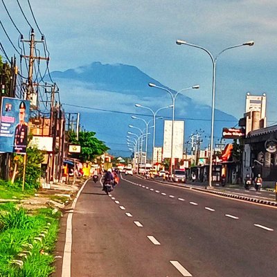 Gunung Merbabu nampak dari Kejauhan
