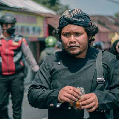 Blangkon (Dipakai di Kepala)